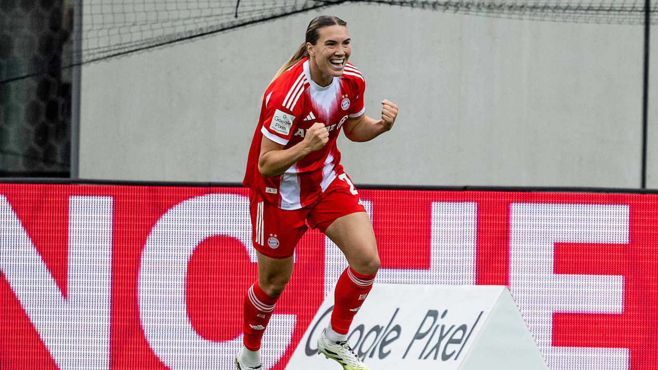 Vanessa Gilles von den FC Bayern Frauen jubelt lachend.