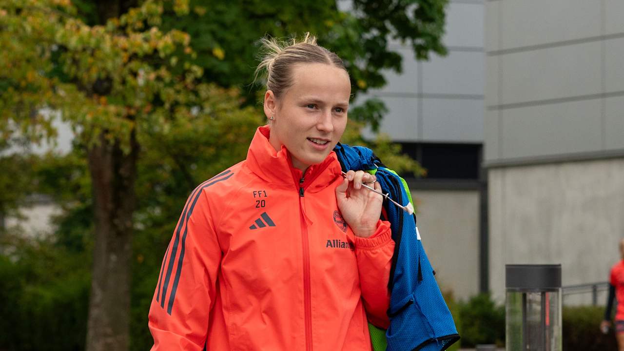 Franziska Kett auf dem Weg zum Training am FC Bayern Campus.