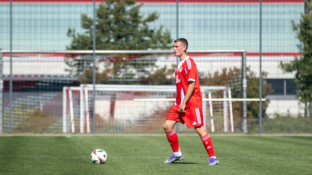 Jakob Horvarth mit dem Ball am Fuß.