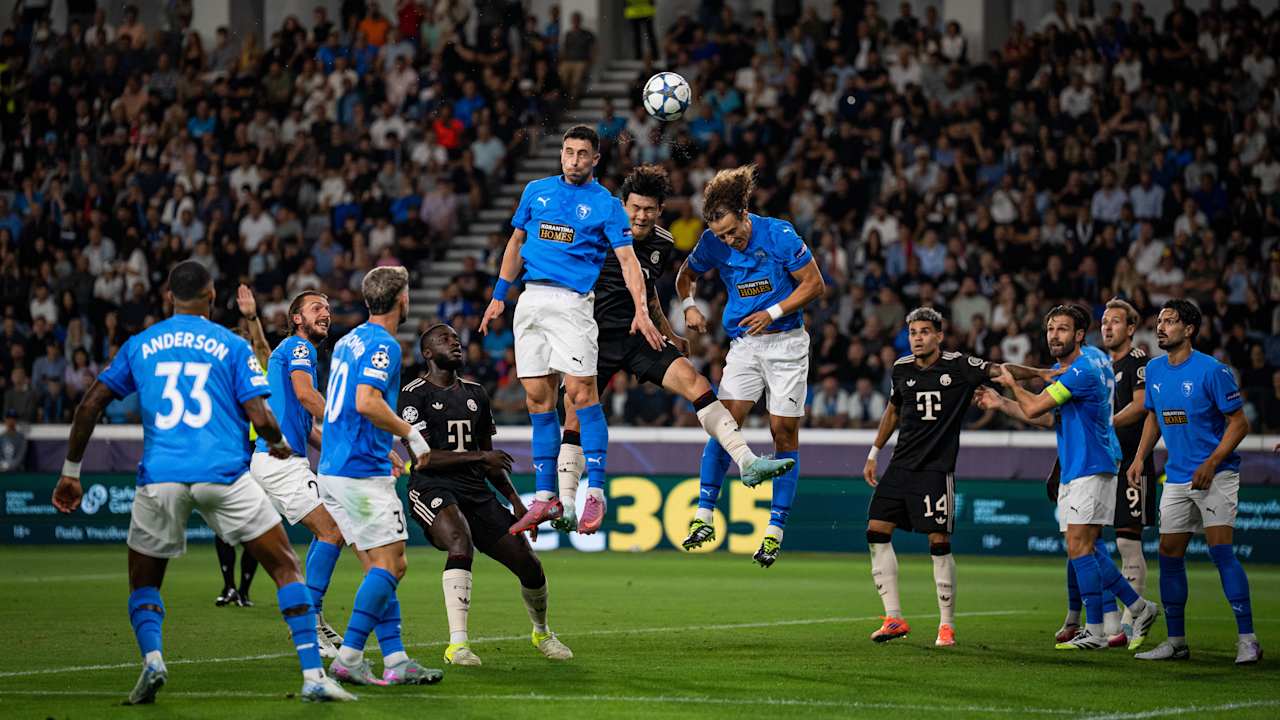 Der FC Bayern in den schwarzen Trikots gegen den FC Paphos in Blau.