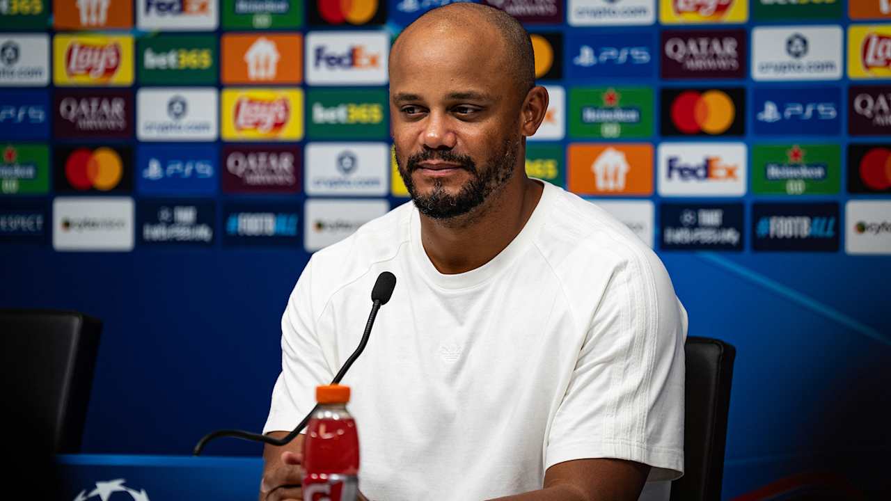 Vincent Kompany auf der PK in Paphos