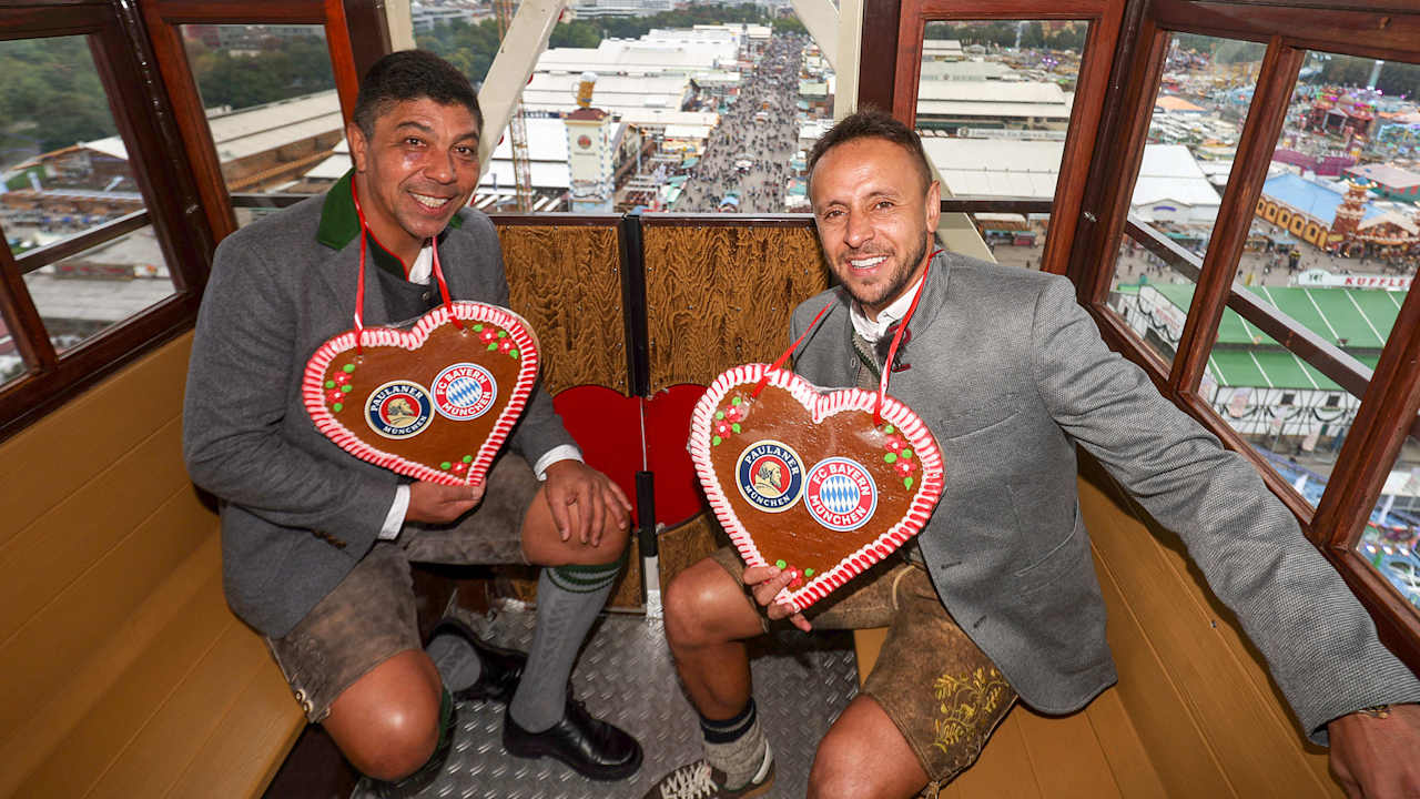 Giovane Elber und Rafinha sitzen im Riesenrad auf dem Oktoberfest.