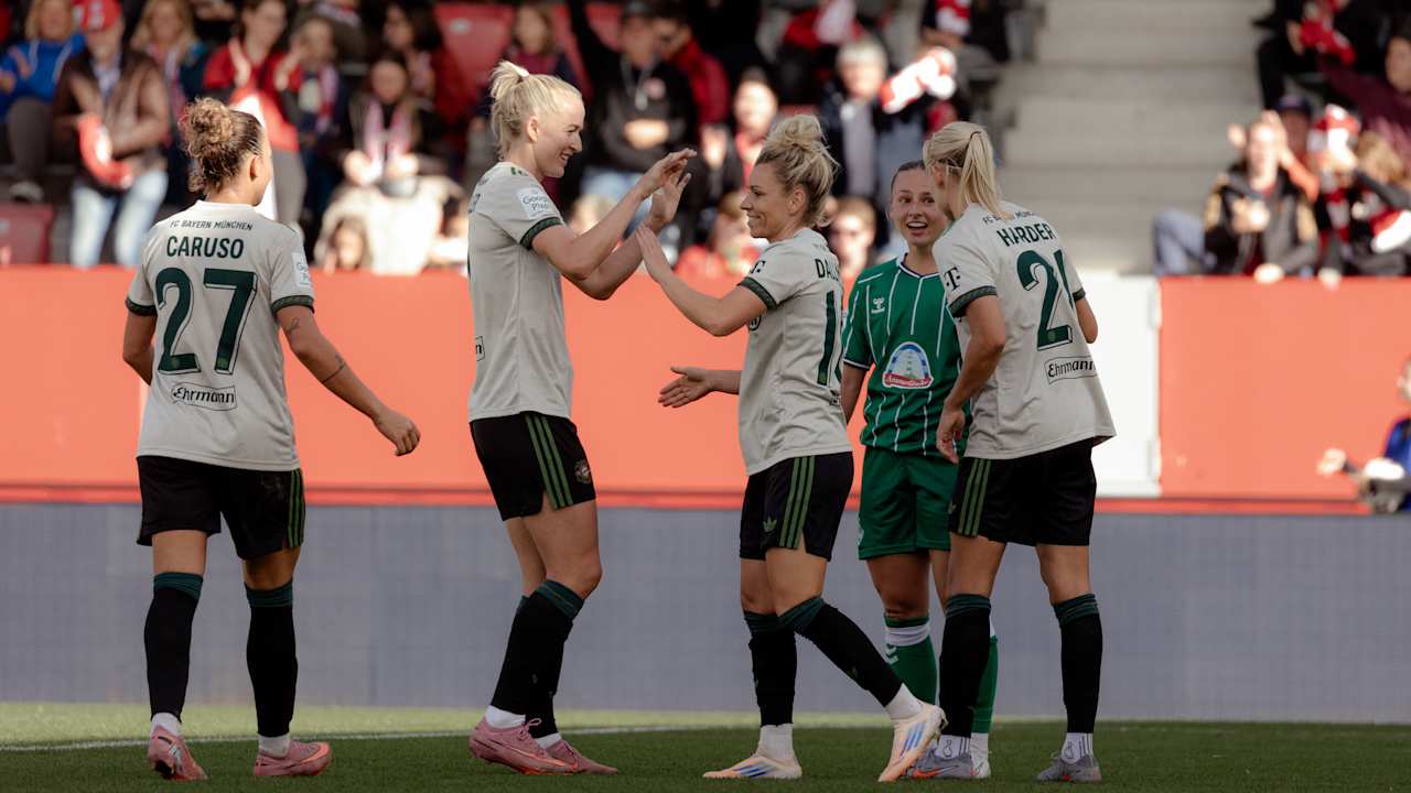 Lea Schüller und Linda Dallmann klatschen sich nach einem Tor ab.