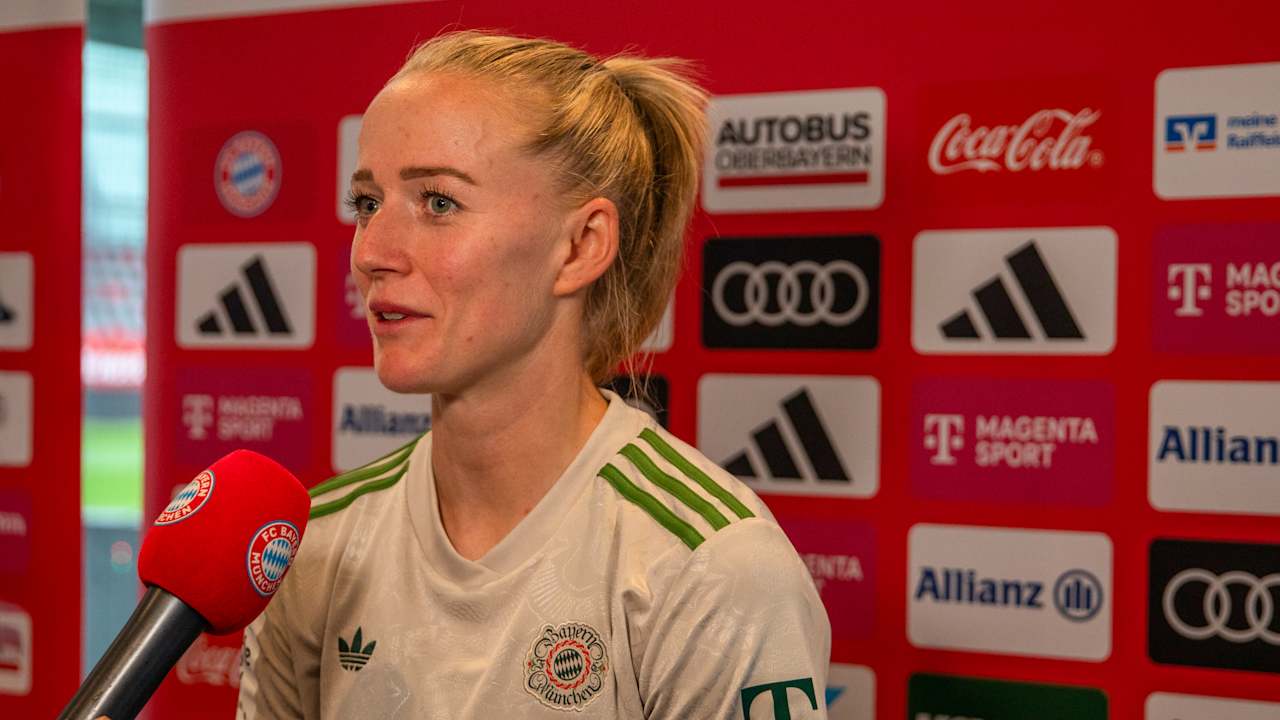 Lea Schüller gibt ein Interview im Wiesn-Trikot nach dem Spiel am FC Bayern Campus.