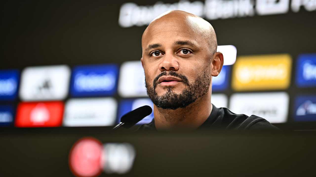Vincent Kompany auf der Pressekonferenz nach dem Topspielsieg des FC Bayern bei Eintracht Frankfurt