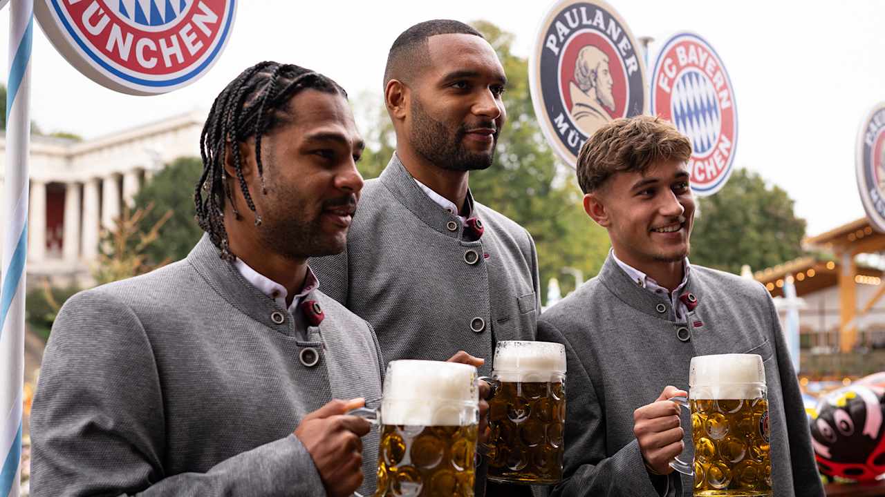 FC Bayern-Profis Serge Gnabry, Jonathan Tah und Tom Bischof in der Käfer Wiesn-Schänke von Partner Paulaner auf dem Oktoberfest