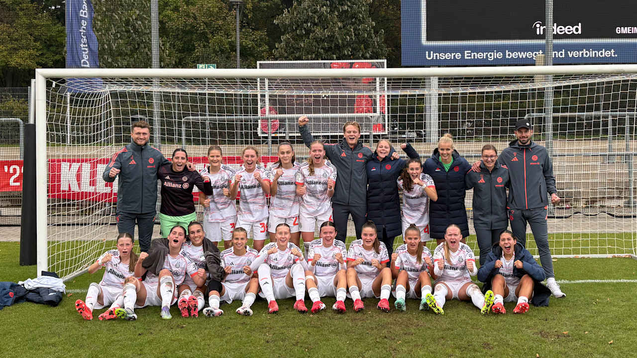 Teamfoto der FC Bayern Frauen II jubelnd vor dem Tor beim Auswärtssieg in Frankfurt