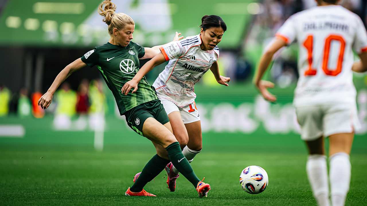 Momoko Tanikawa im Zweikampf während des Auswärtsspiels der FC Bayern Frauen in der Google Pixel Frauen-Bundesliga beim VfL Wolfsburg