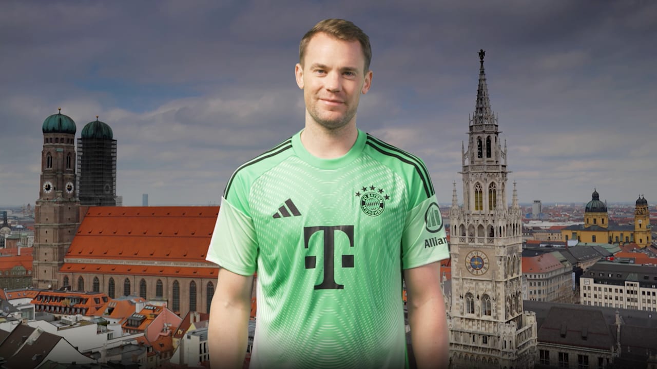 Manuel Neuer lacht in die Kamera