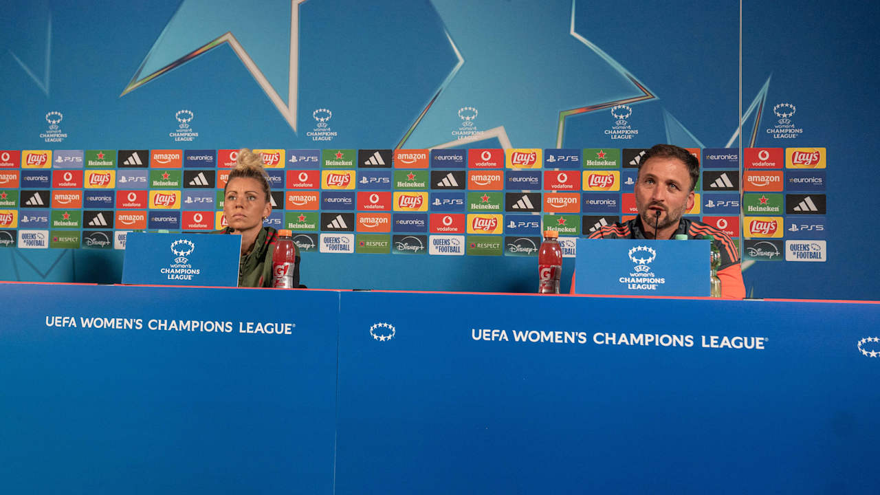Linda Dallmann und José Barcala bei der Pressekonferenz