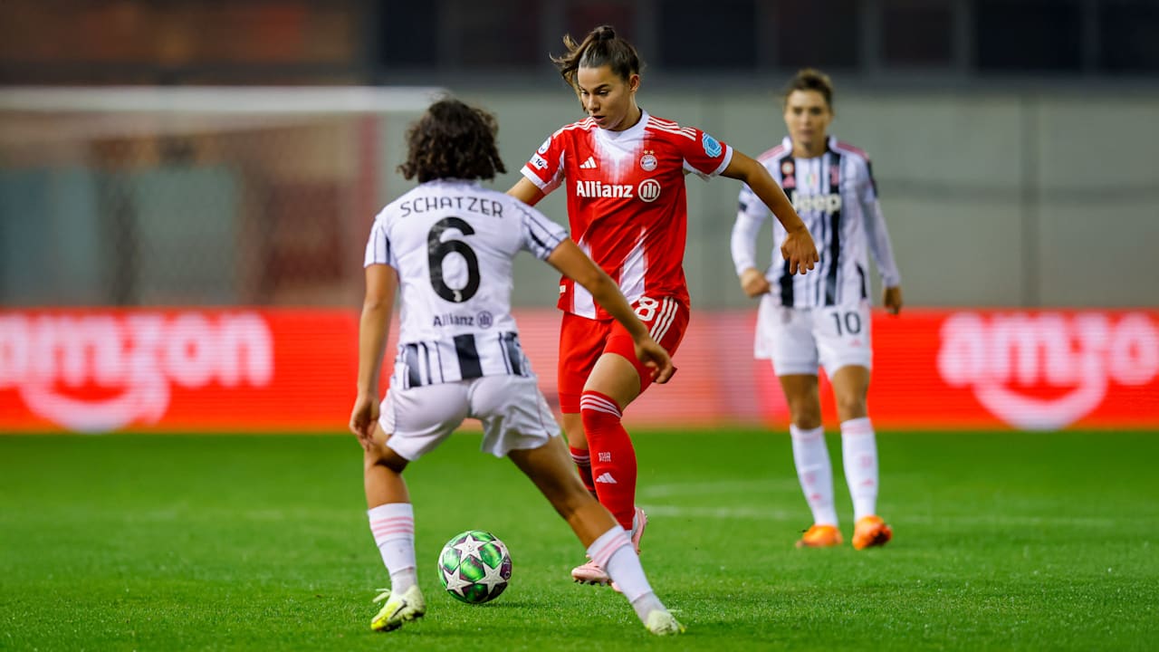 Lena Oberdorf mit dem Ball am Fuß dribbelt auf ihre Gegenspieler zu.