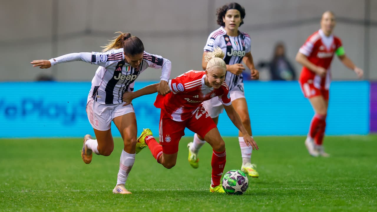 Pernille Harder im Zweikampf mit einer Spielerin von Juventus Turin.