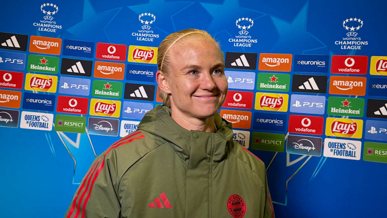 Pernille Harder lächelt bei einem Interview.