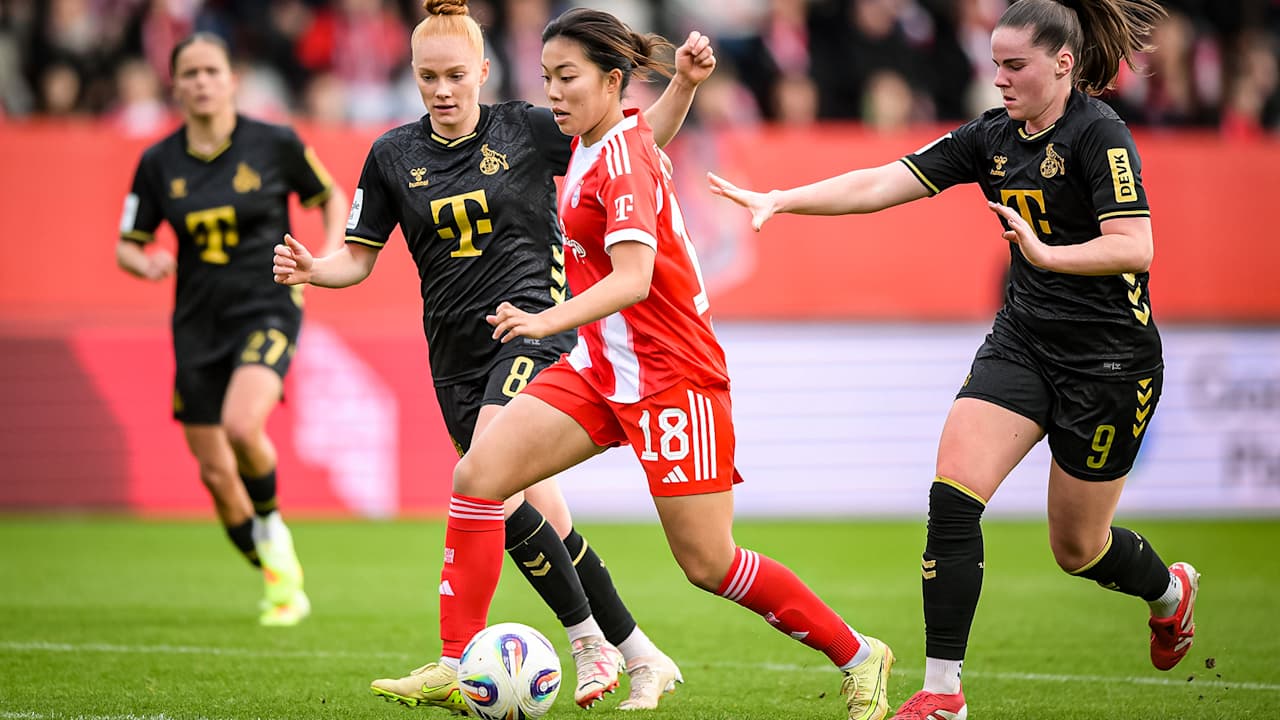 Momoko Tanikawa mit Ball am Fuß während des Heimspiels der FC Bayern Frauen in der Google Pixel Frauen-Bundesliga gegen den 1. FC Köln