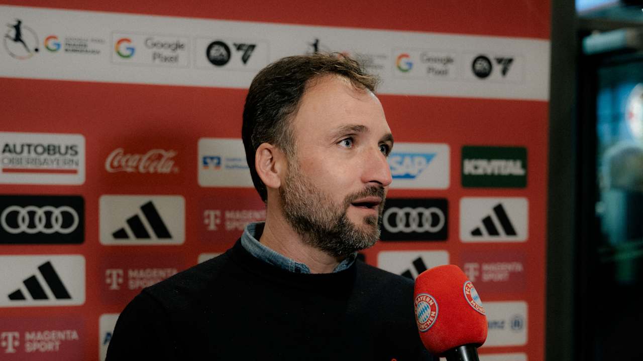 Lea Schüller gibt ein Interview im Wiesn-Trikot nach dem Spiel am FC Bayern Campus.