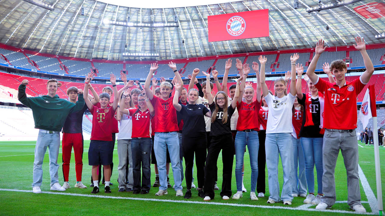 Mitglieder des FC Bayern TEENS Club in der Allianz Arena