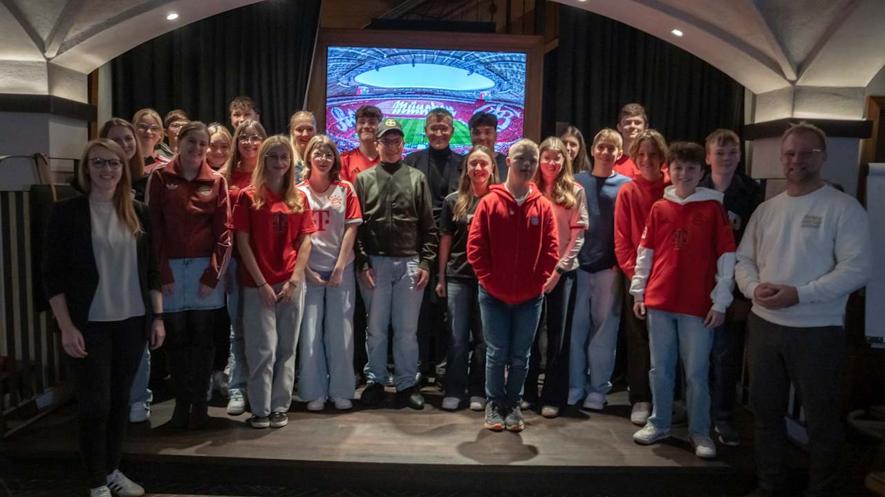 Mit dem FC Bayern TEENS-Club auf dem Rathausbalkon bei der Meisterfeier