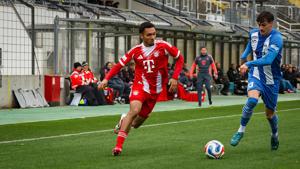 Vincent Manuba mit Ball am Fuß während des Heimspiels der FC Bayern Amateure gegen den FV Illertissen
