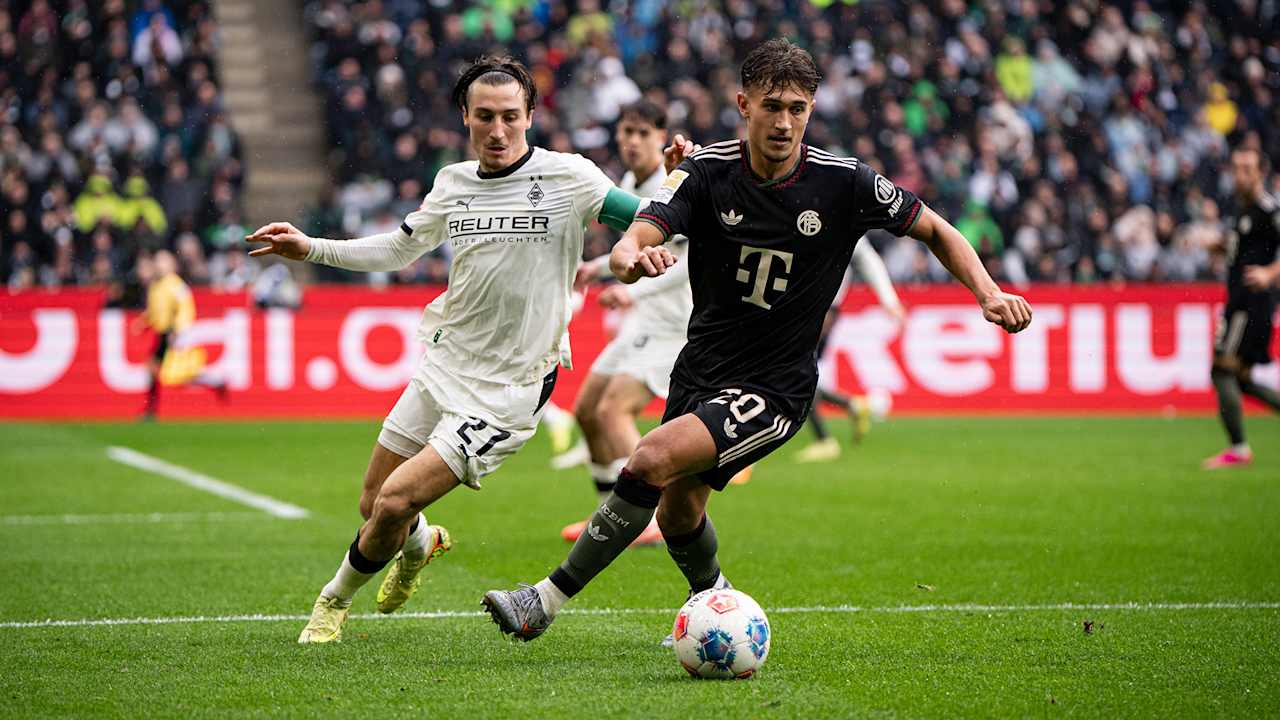 Tom Bischof dribbelt mit dem Ball  im Bundesliga-Spiel des FC Bayern bei Borussia Mönchengladbach.