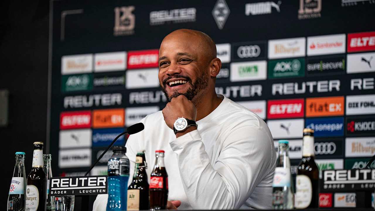 Vincent Kompany spricht auf der Pressekonferenz nach dem Spiel in Gladbach