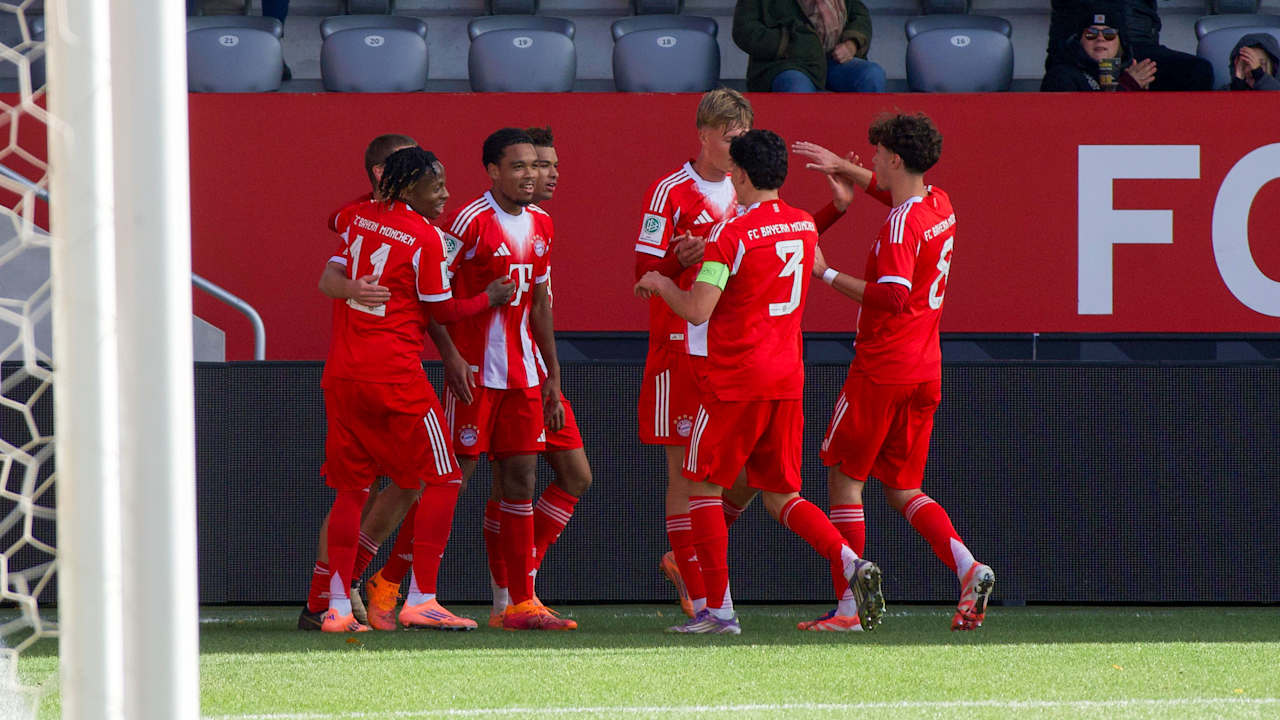 Die FC Bayern U19 bejubelt einen Treffer.