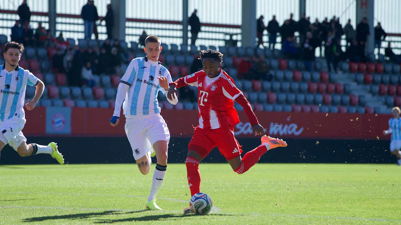 Wisdom Mike schießt im Derby gegen 1860 München.