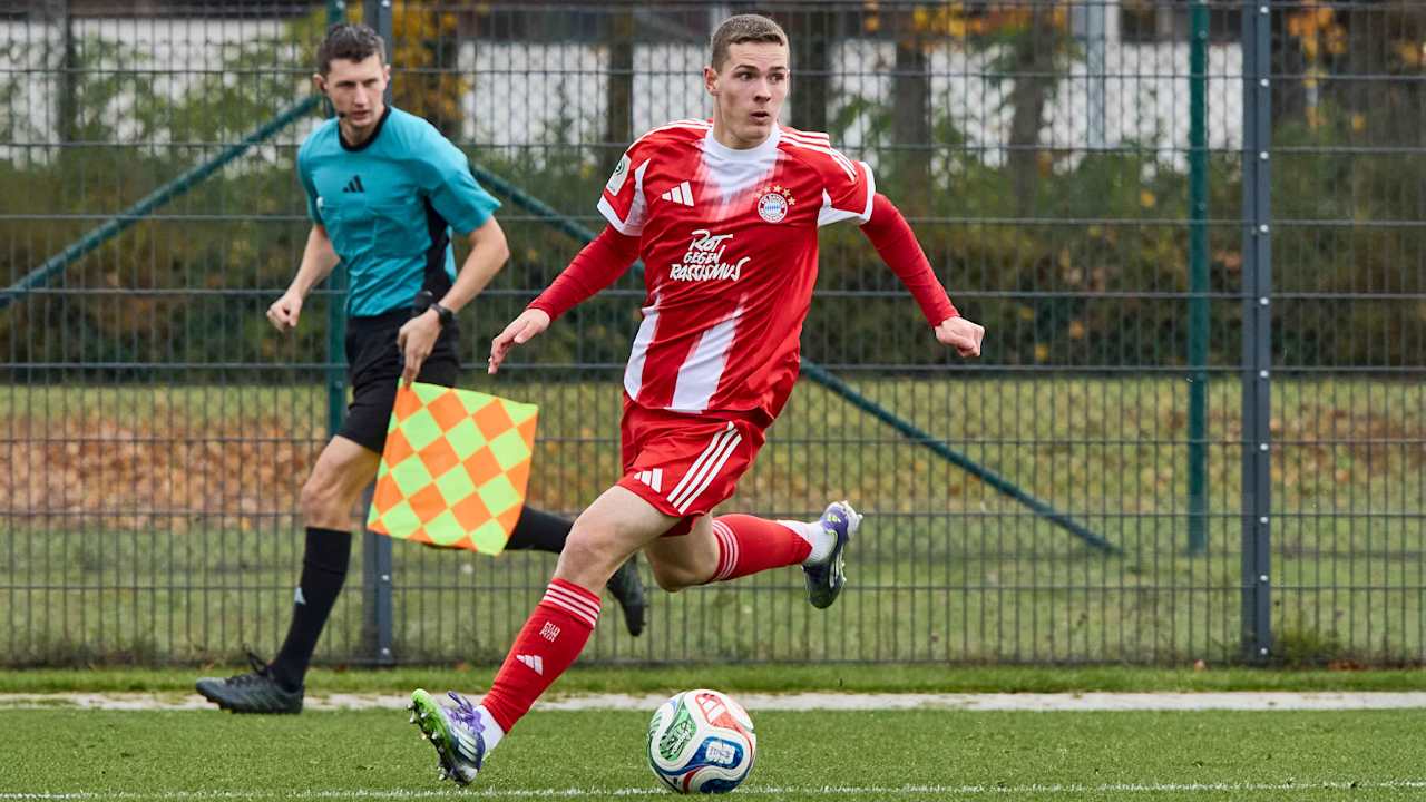 Jakob Horvath führt den Ball am Fuß.