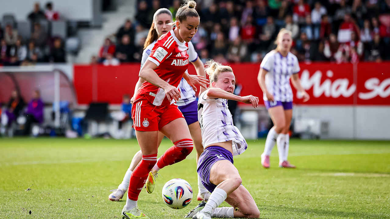 Giulia Gwinn mit Ball am Fuß während des Heimspiels der FC Bayern Frauen in der Google Pixel Frauen-Bundesliga gegen die SGS Essen