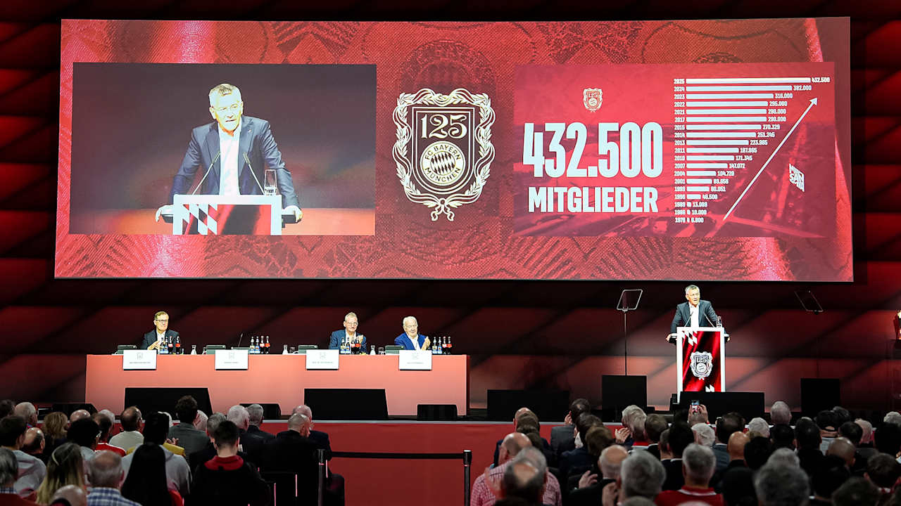 Blick auf die Tribüne und Leinwand mit den Mitgliederzahlen auf der Jahreshauptversammlung des FC Bayern München eV im BMW Park
