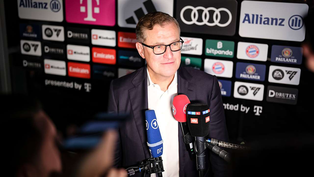 Jan-Christian Dreesen spricht zu den Journalisten nach der Pressekonferenz nach der Jahreshauptversammlung des FC Bayern München eV im BMW Park