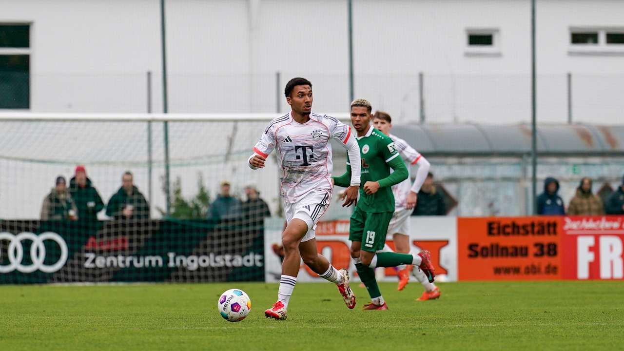 Vincent Manuba führt den Ball am Fuß im Spiel gegen Eichstätt.