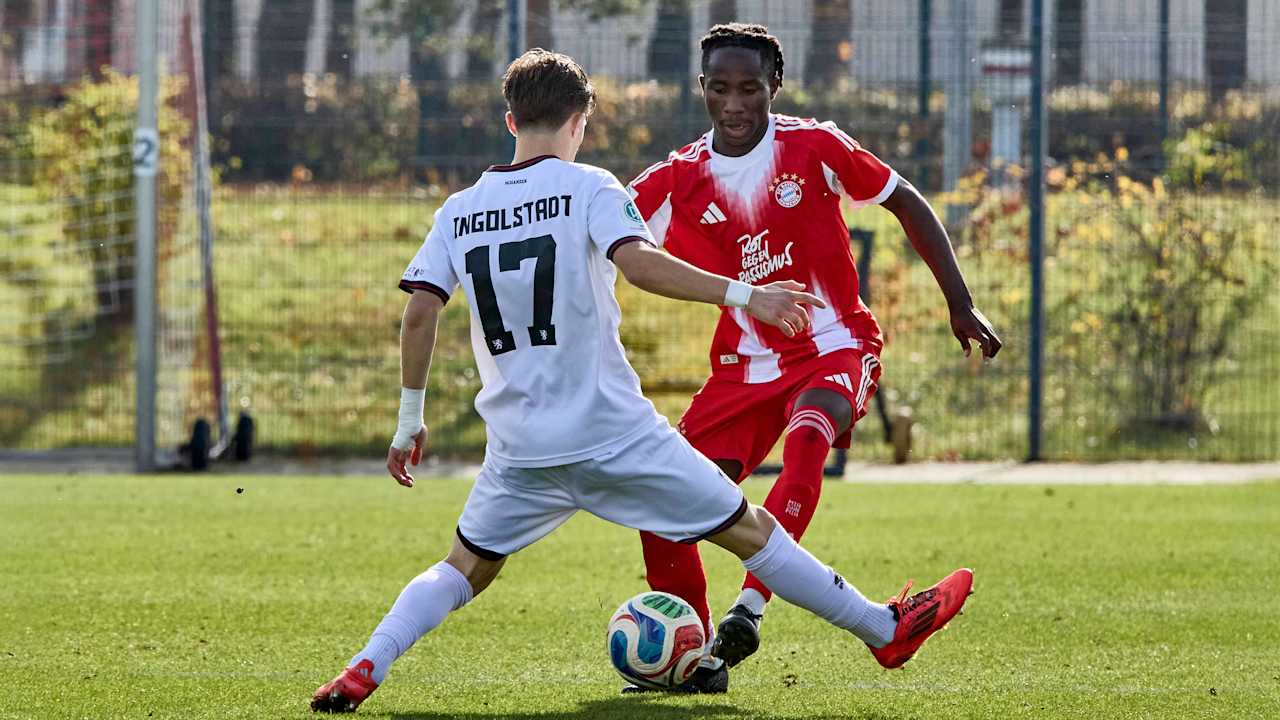 Richard Ajayi passt den Ball im Spiel gegen den FC Ingolstadt 04.