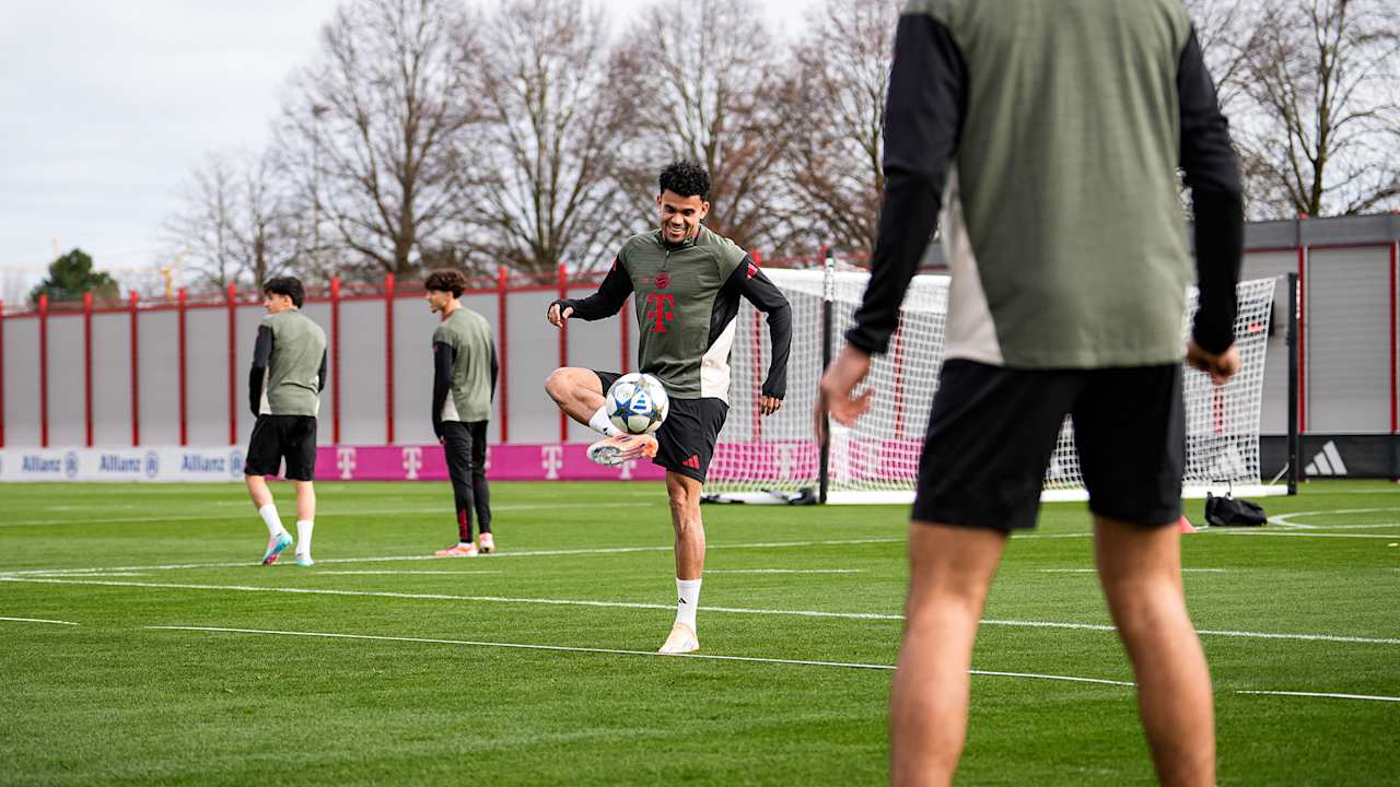 Luis Diaz jongliert einen Ball im Training des FC Bayern