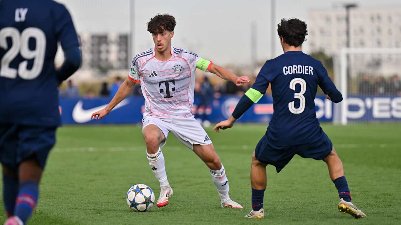 David Santos Daiber führt den Ball am Fuß.