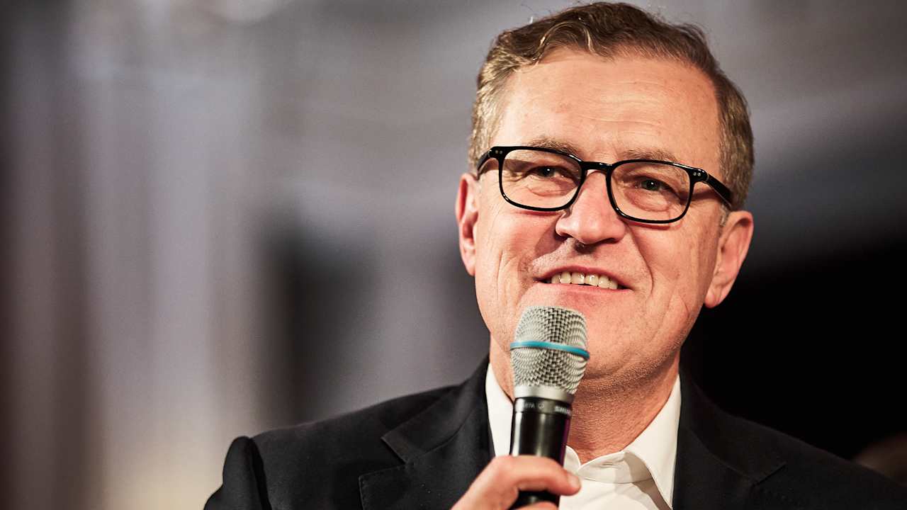 Spieler des FC Bayern feiern mit den Fans in der Kurve nach dem Spiel in Paris