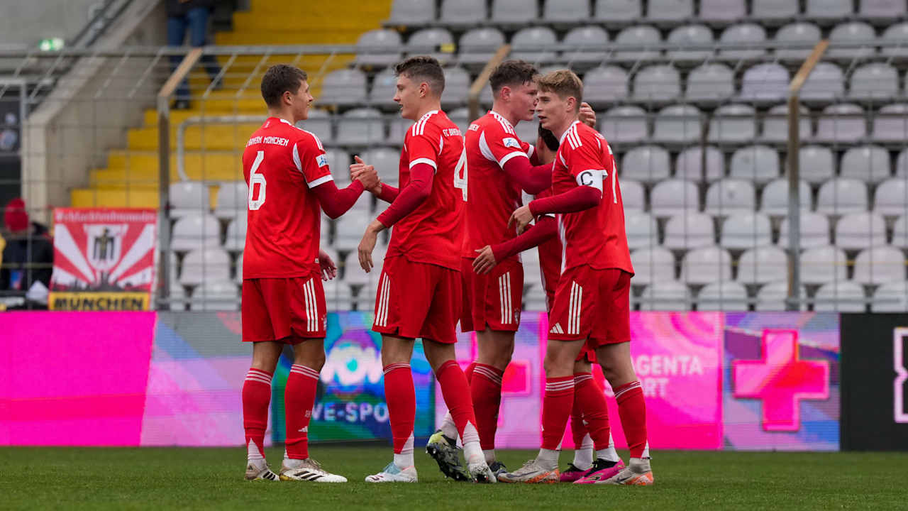 Die FC Bayern Amateure bejubeln einen Treffer.