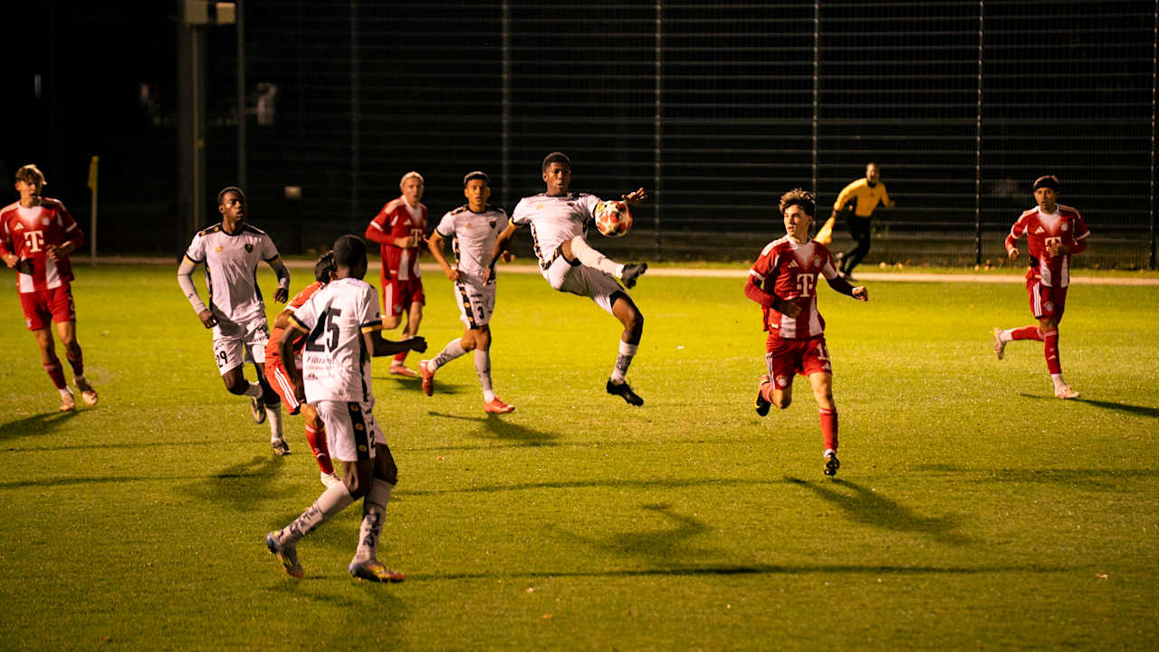 Zwei Nachwuchsteams bestreiten unter Flutlicht ein Fußballspiel