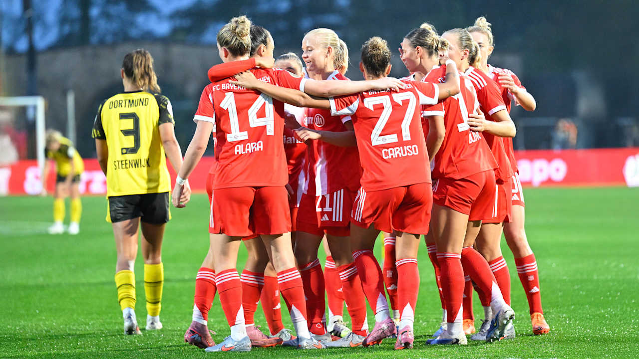 Die FC Bayern Frauen jubeln nach einem Tor gegen Borussia Dortmund.