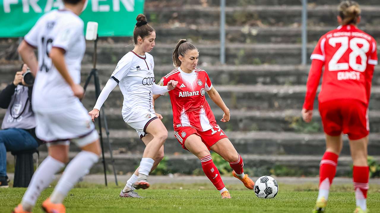 Katharina Naschenweng im Zweikampf w ährend des Auswärtsspiels der FC Bayern Frauen im DFB-Pokal-Achtelfinale beim FC Ingolstadt 04