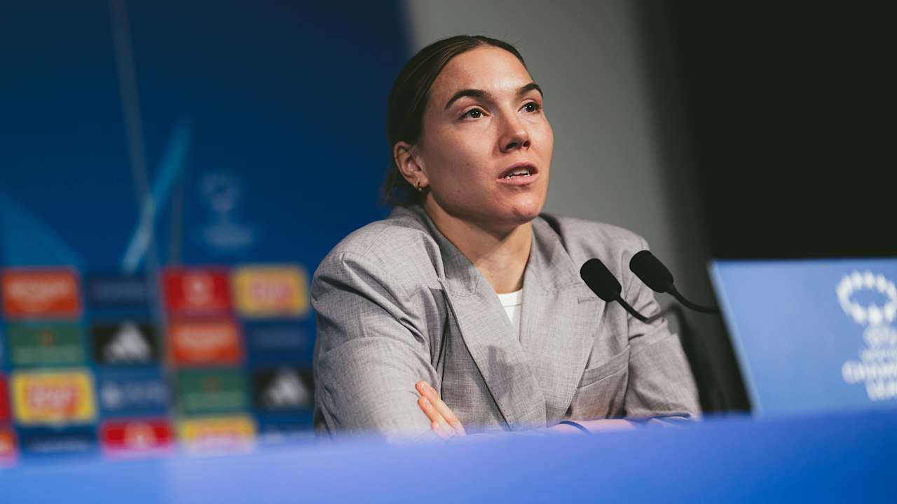Vanessa Gilles spricht auf der Bühne der Pressekonferenz