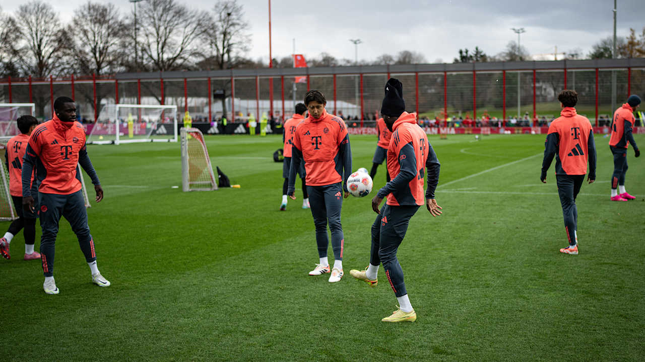 Alphonso Davies jongliert den Ball im Training des FC Bayern