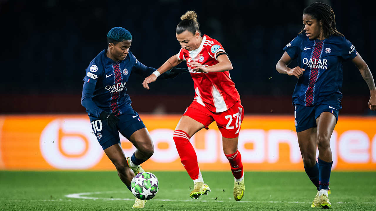 Arianna Caruso im Laufduell während des Gastspiels der FC Bayern Frauen in der UEFA Women’s Champions League bei Paris Saint-Germain