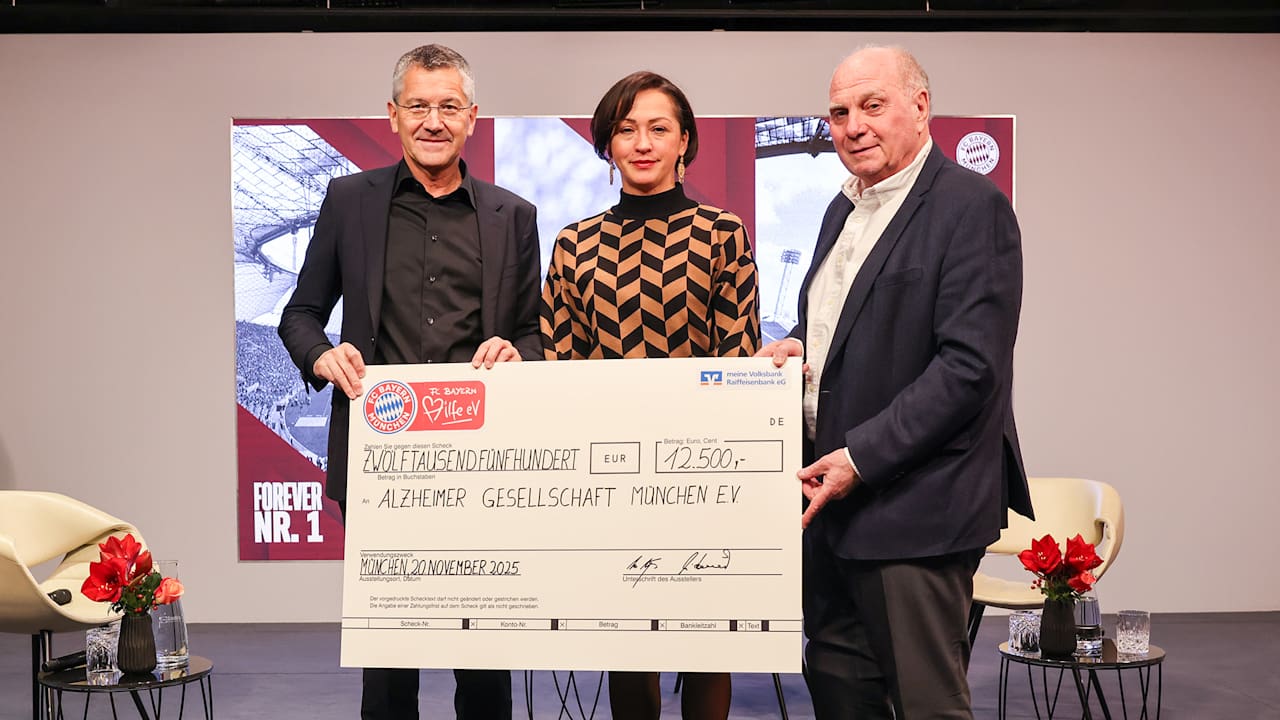 Herbert Hainer and Uli Hoeneß hand over a cheque to the Munich Alzheimer's Association