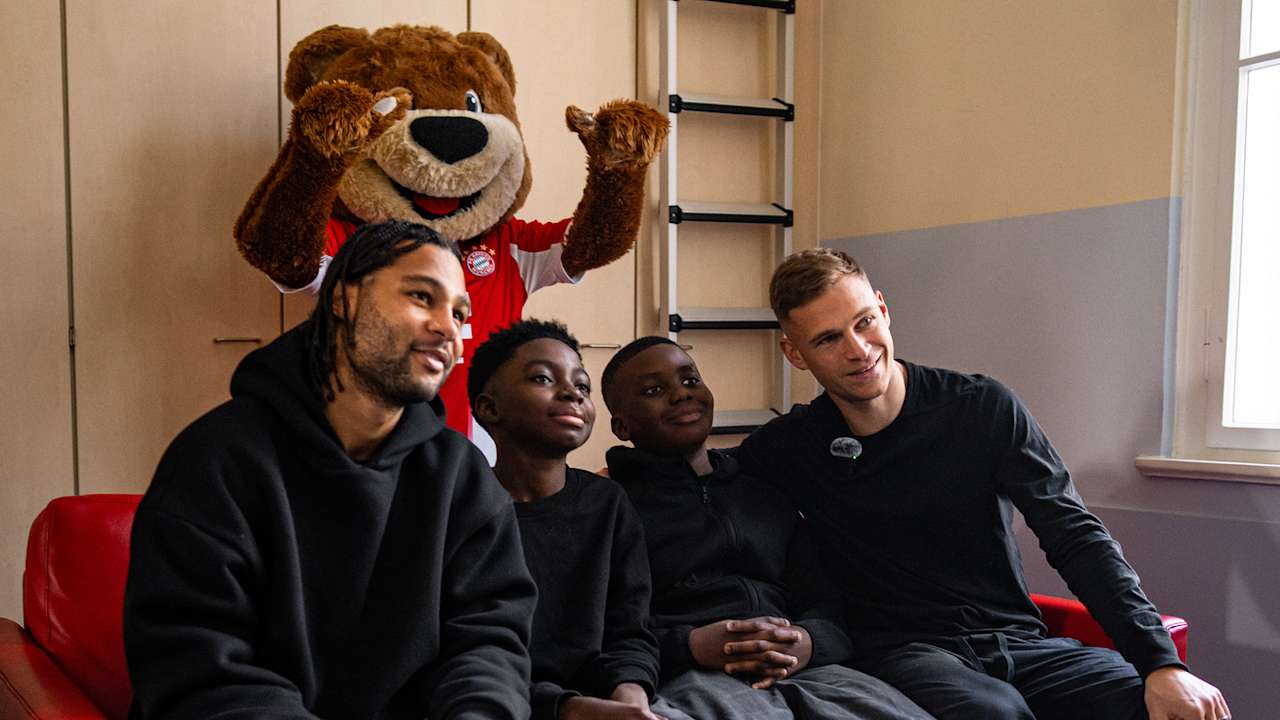 Joshua Kimmich und Serge Gnabry machen ein Foto mit zwei Kindern im Kinderkrankenhaus