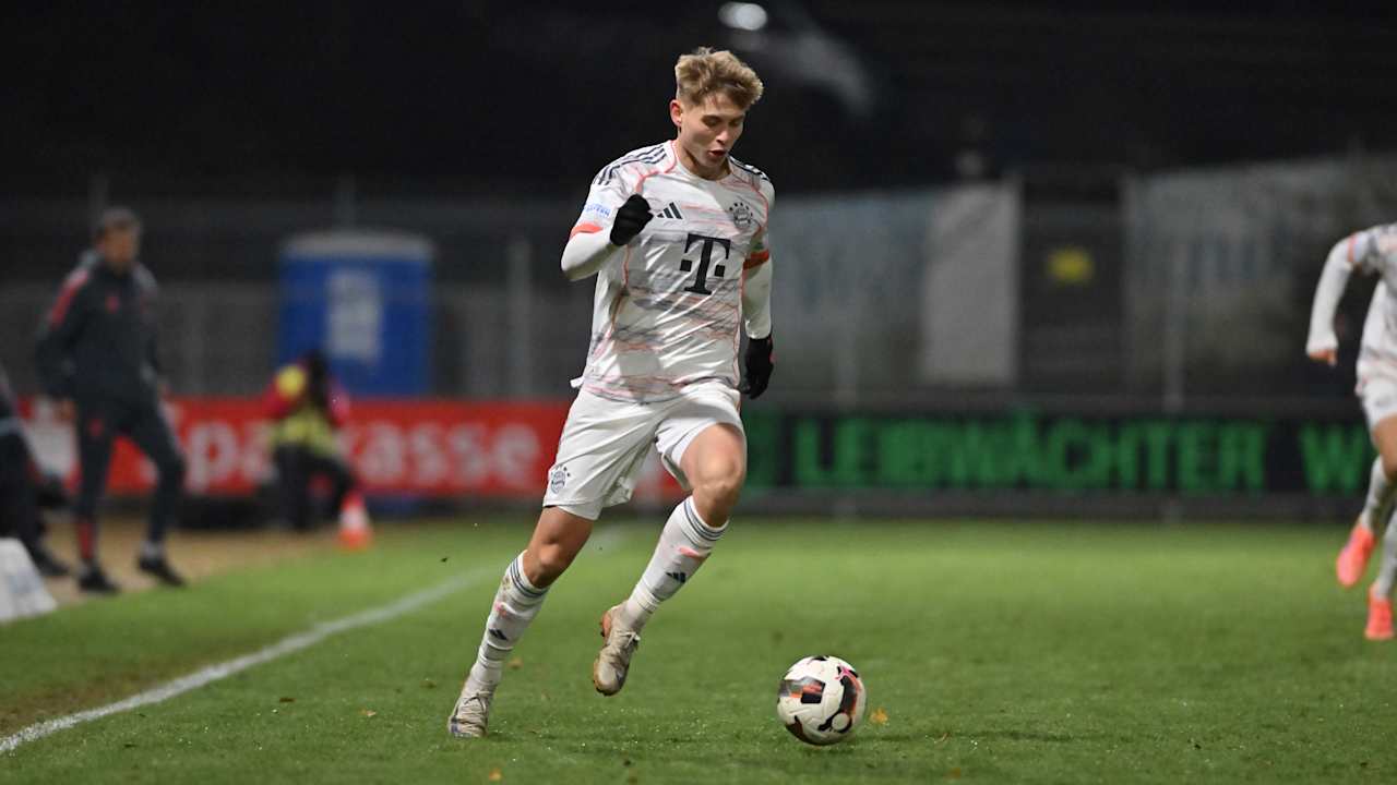 Anton Heinz schaut auf den Ball an seinem Fuß.