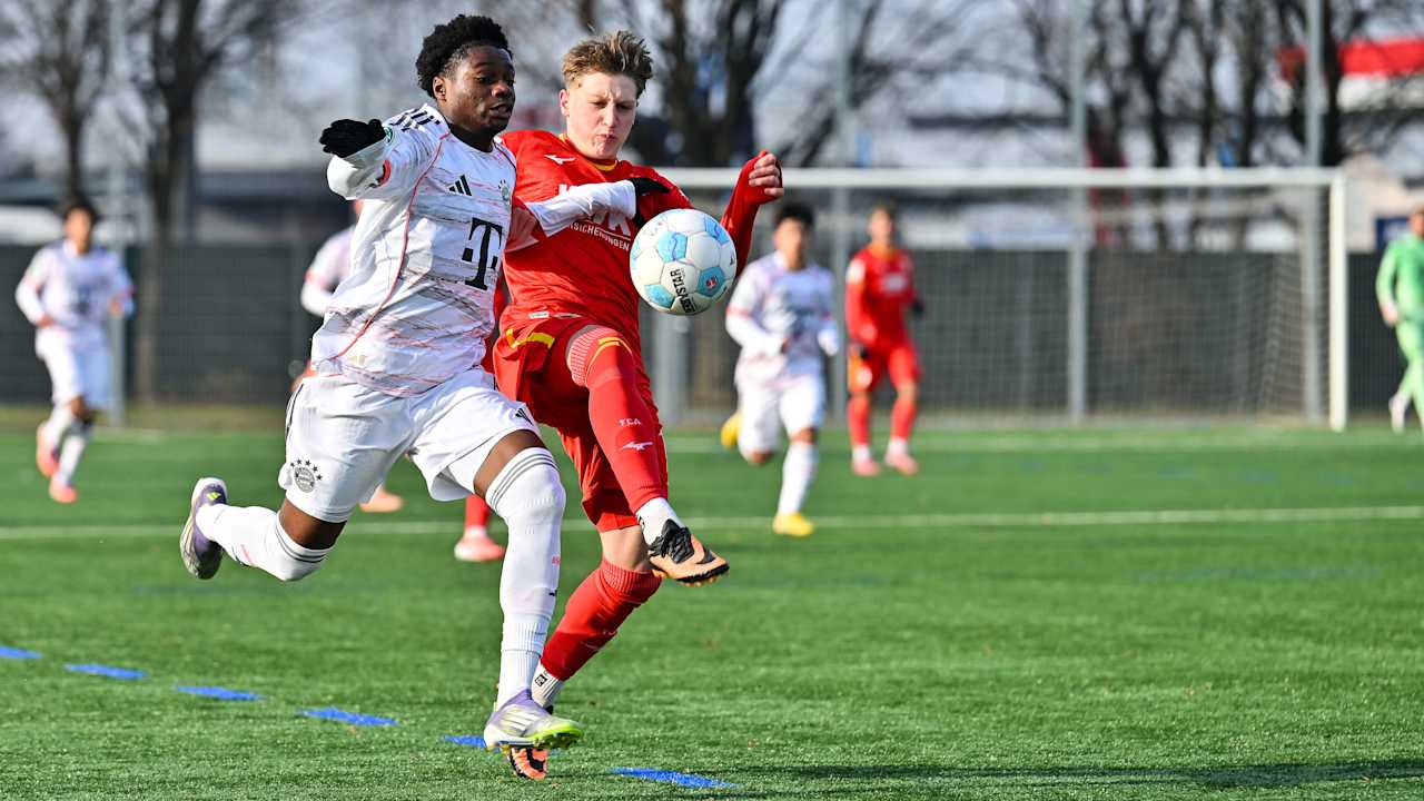 Frank Egwuatu führt einen Zweikampf mit seinem Gegenspieler.