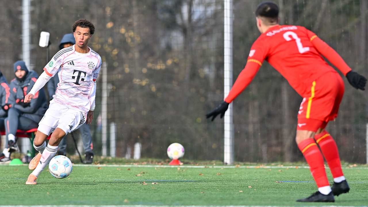 Sadiki Chemwor führt den Ball am Fuß.