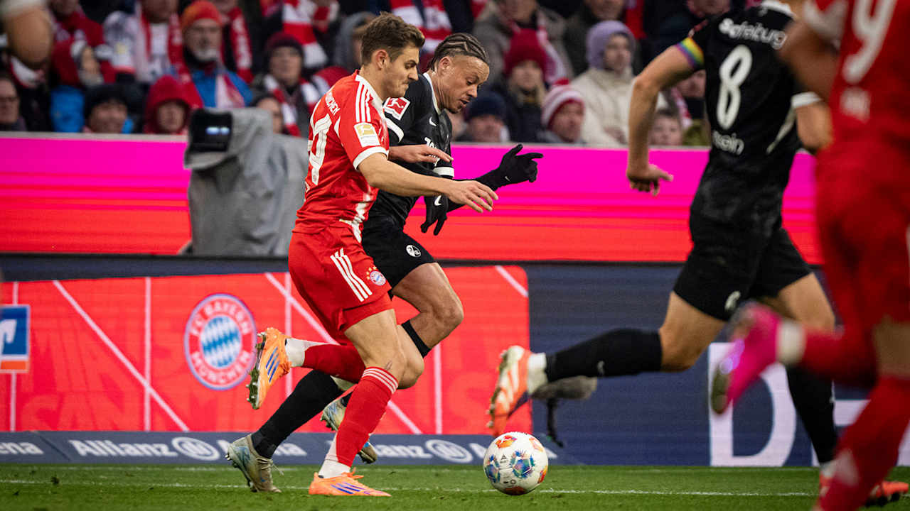 Joisip Stanisic im Duell mit Teddy Sherhant imBundesliga-Spiel des FC Bayern gegen den SC Freiburg.