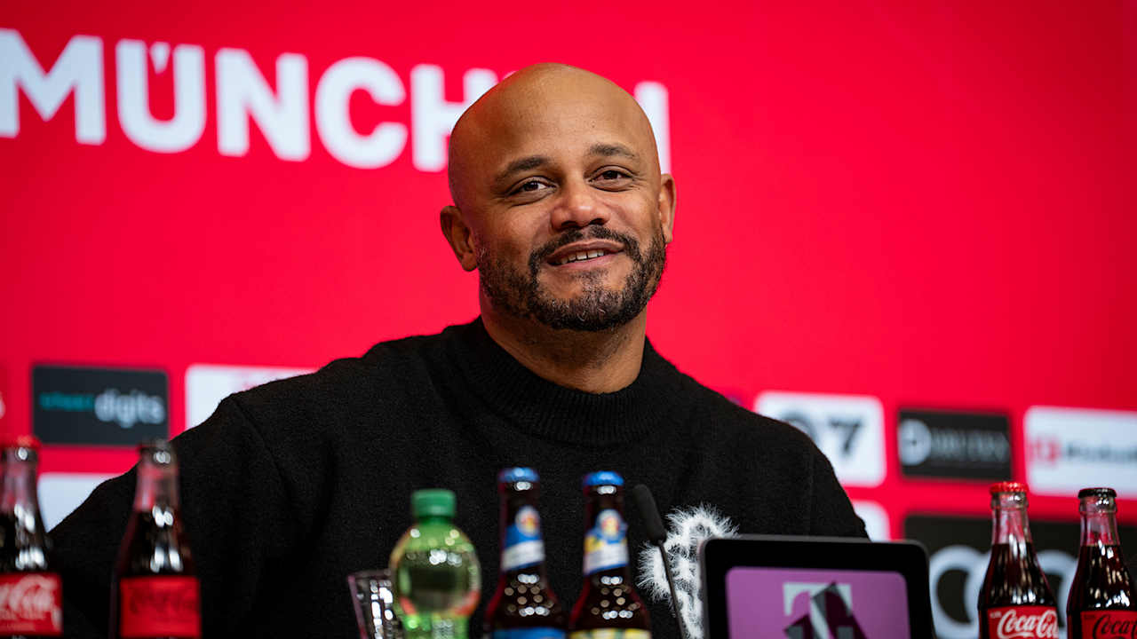 Vincent Kompany spricht auf der Pressekonferenz des FC Bayern nach dem Bundesliga-Sieg gegen Freiburg