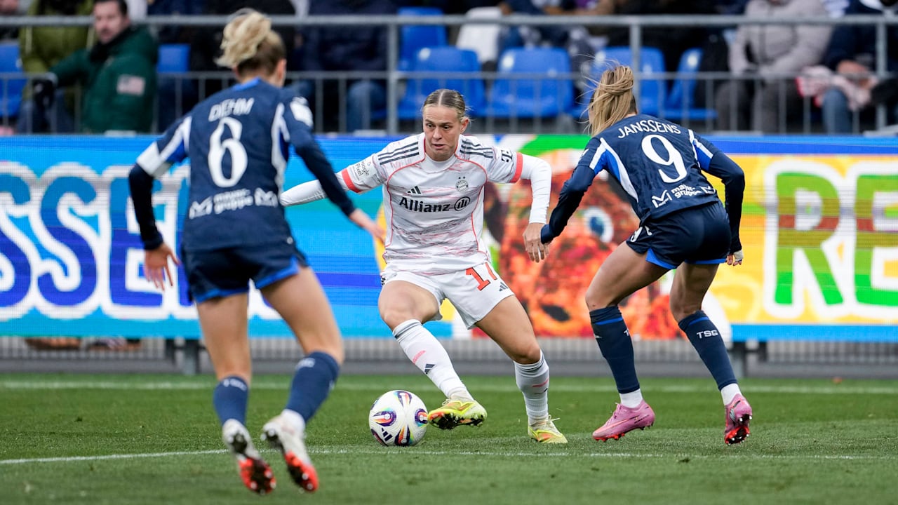 Klara Bühl im Duell mit Jill Janssens während des Auswärtsspiels der FC Bayern Frauen gegen die TSG Hoffenheim.